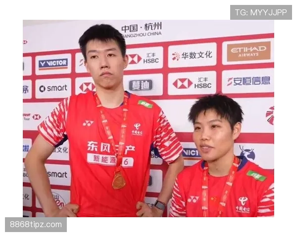 冯彦哲今天又刷场边腰包，是谁告诉他手头没钱的？