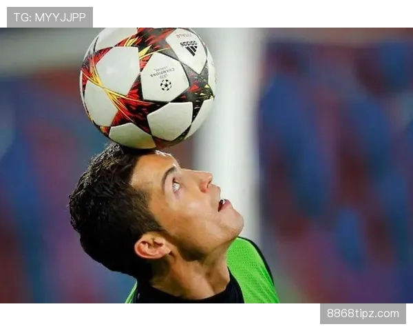 刷到C罗家里那张早餐桌照，我默默把自己的麦片盒塞回柜子里