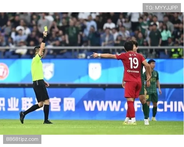 教练吃红牌后，球队必须少一人作战吗？